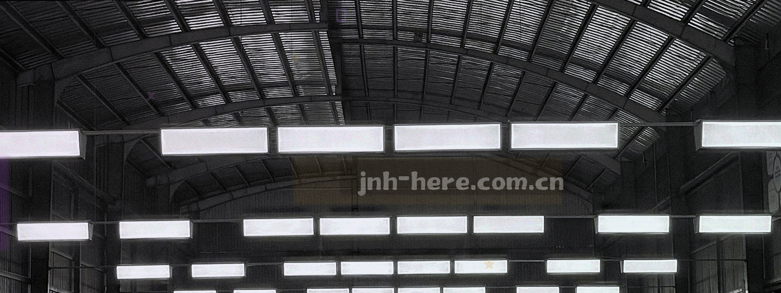 横向的西北地貌纹理带，暖金色调，示意内容随季节持续推进